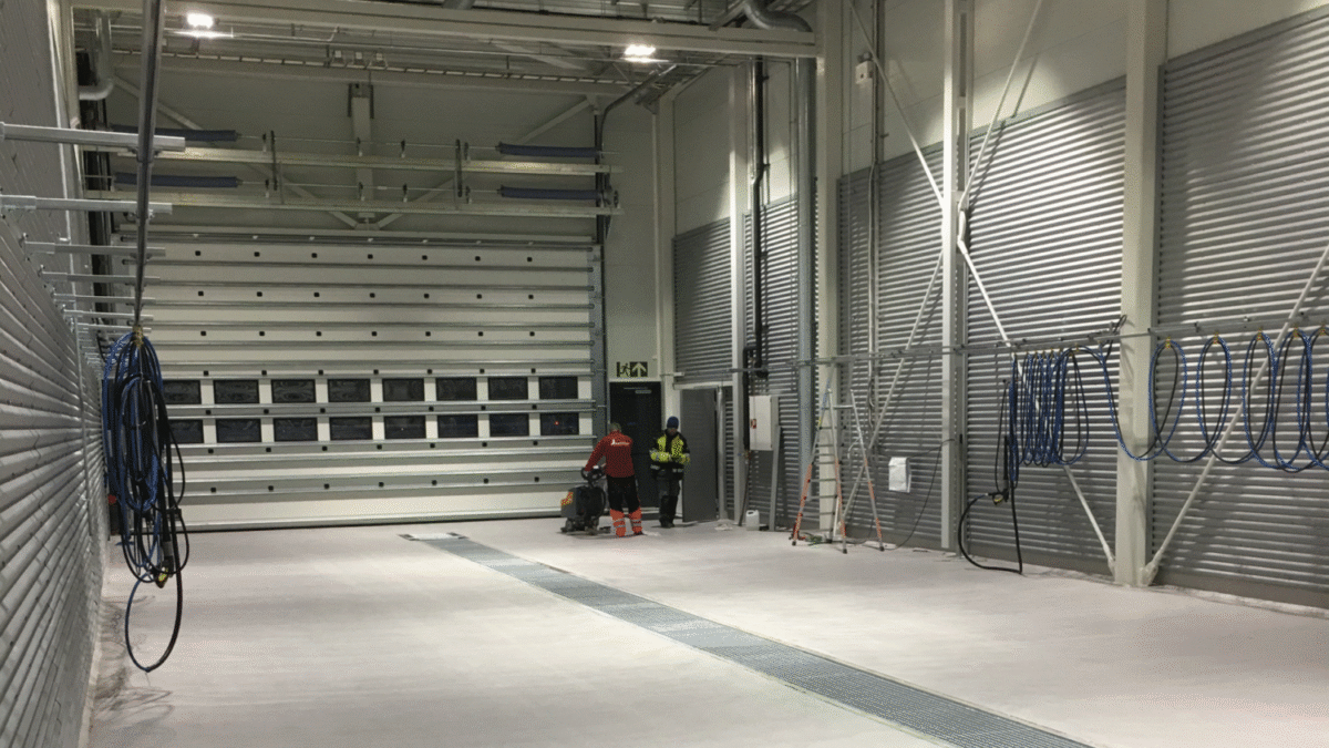 Industribygning - Kombinationsbygning, Indvendig vaskehal med port, afløb og teknisk udstyr, Hallgruppen